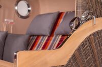 Luxus Strandkorb 2,5 Sitzer | XL Teak Bullauge | Grau | Ammersee Modell 584 | inkl. Liftersystem